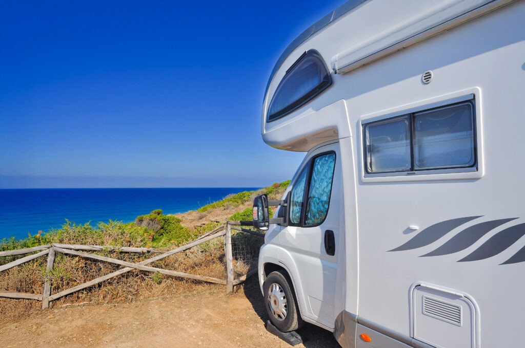 Camper in sosta sulla spiaggia